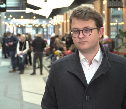 Ukraińscy uchodźcy mają problem z wymianą hrywien na złote czy inne waluty. Polacy również ustawiają się w kolejkach do kantorów