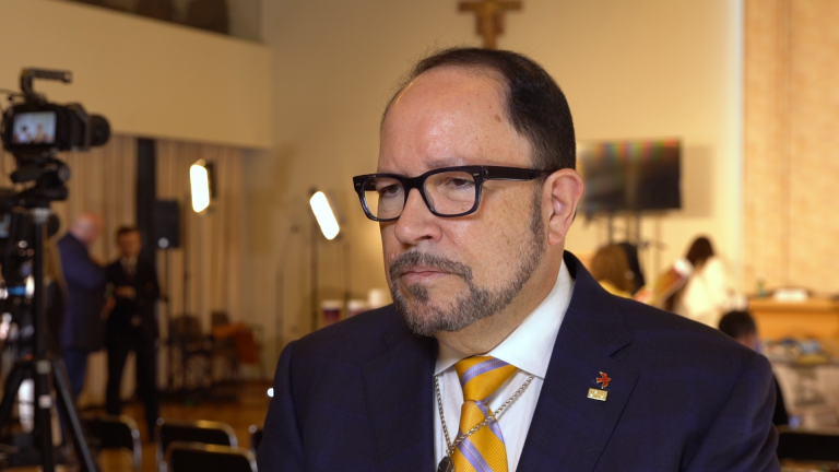 Dzieci z Ukrainy są łatwym łupem dla handlarzy ludźmi. W ewakuowaniu ich do bezpiecznych miejsc pomagają amerykańskie fundacje