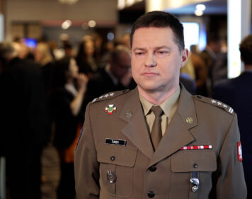 Wojsko rozwija systemy sztucznej inteligencji do wsparcia dowodzenia i cyberobrony. Ważna współpraca z przemysłem i nauką